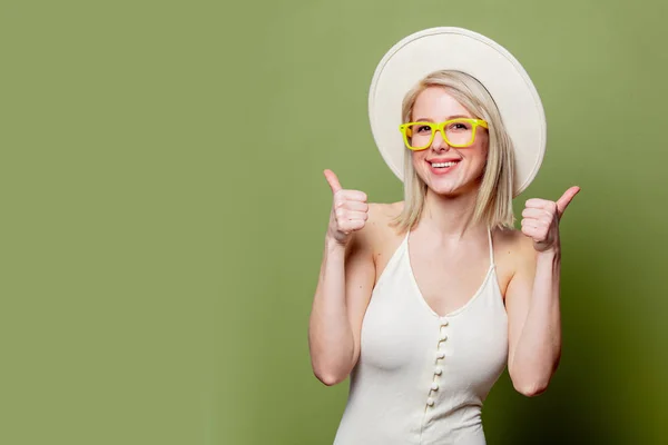 Vacker blond flicka i glasögon och vit hatt — Stockfoto