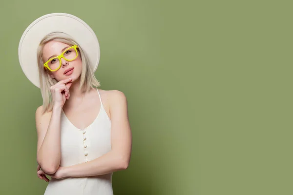 Menina loira bonita em óculos e chapéu branco — Fotografia de Stock