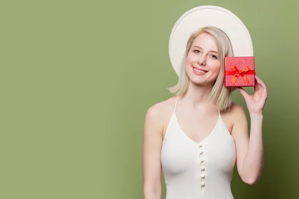 Mooie blonde vrouw met rode geschenkdoos — Stockfoto