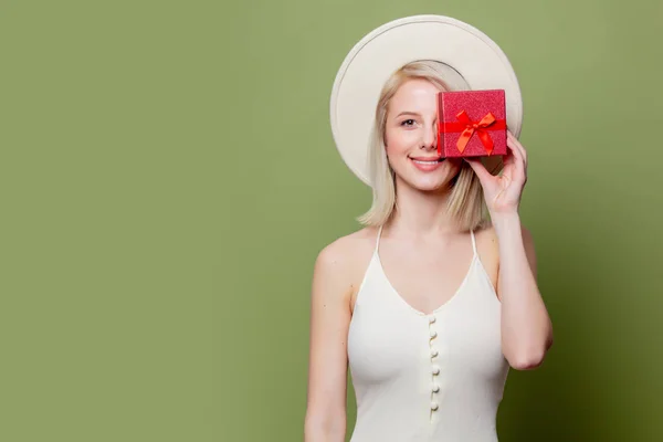 Beautiful blonde woman with red gift box — ストック写真