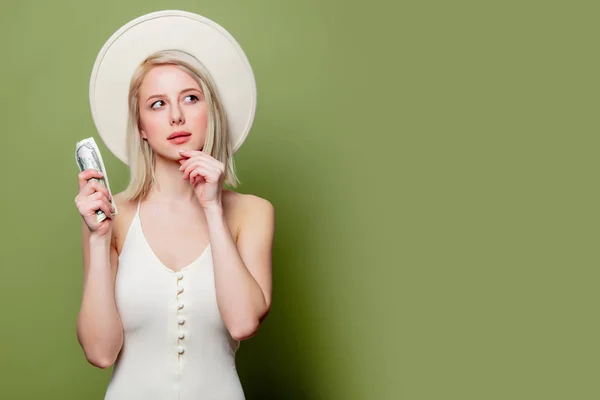 Bella ragazza bionda in cappello con i soldi — Foto Stock