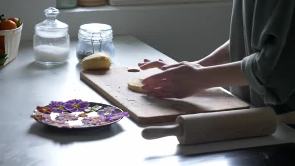 Woman Making Cookies Primula Petals — ストック動画
