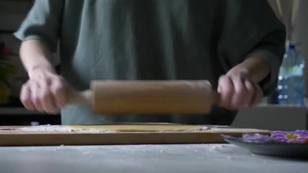 Woman Making Cookies Primula Petals — ストック動画
