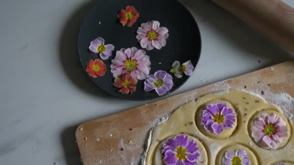 Deeg Met Blaadjes Van Een Primula Bloem Voor Een Koekje — Stockvideo