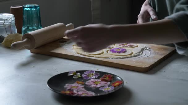 Kobieta Piecze Ciasteczka Płatkami Primula — Wideo stockowe