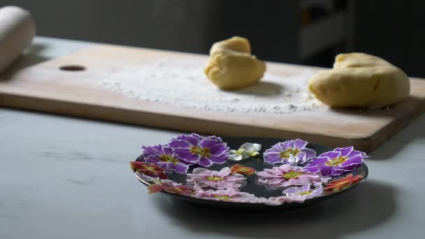 Teig Mit Blütenblättern Einer Primula Blume Für Ein Plätzchen — Stockvideo