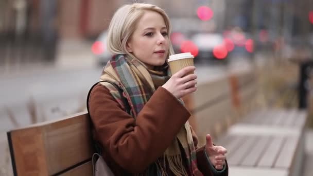 コーヒーのカップで美しいブロンドの女性 — ストック動画