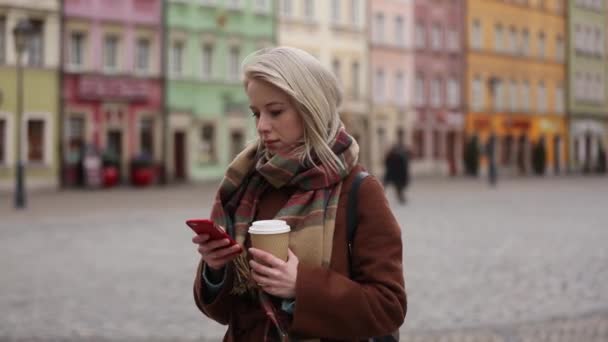 Hermosa Mujer Rubia Con Taza Café Usando Teléfono Móvil — Vídeos de Stock