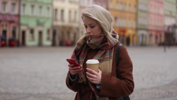 Hermosa Mujer Rubia Con Taza Café Usando Teléfono Móvil — Vídeos de Stock