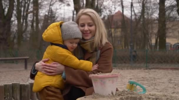 Mutter Und Sohn Spielen Sandkasten Auf Dem Spielplatz — Stockvideo