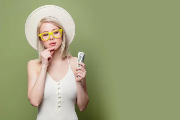 Hermosa chica rubia en gafas con dinero — Foto de Stock