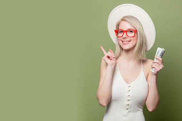 Όμορφη ξανθιά κοπέλα με γυαλιά με χρήματα — Φωτογραφία Αρχείου