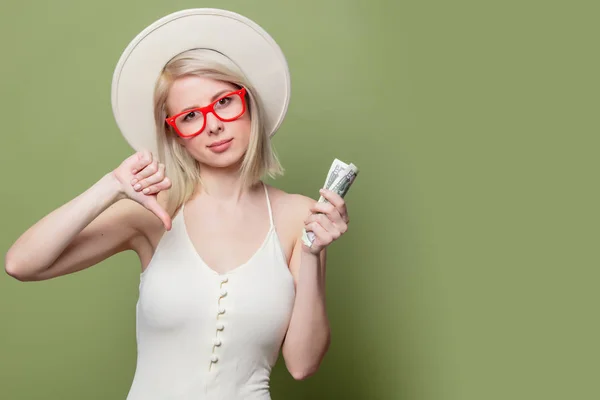 Hermosa chica rubia en gafas con dinero —  Fotos de Stock