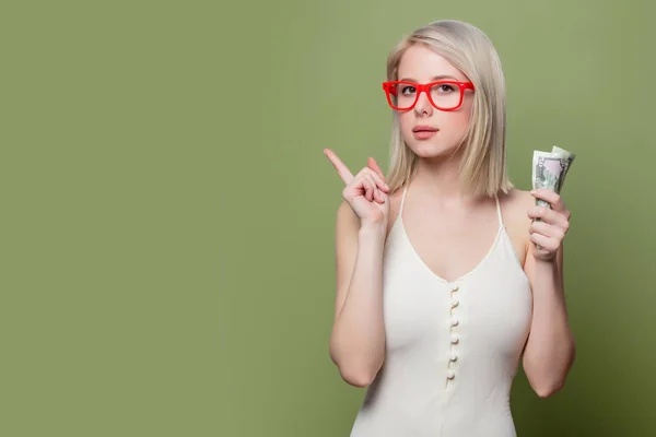 Mooi blond meisje in bril met geld — Stockfoto