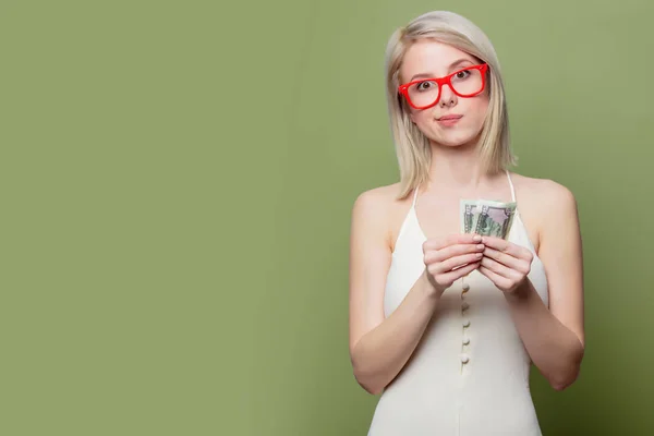 Красивая блондинка в очках с деньгами — стоковое фото