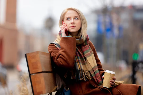 Hermosa mujer rubia con taza de café y teléfono móvil —  Fotos de Stock