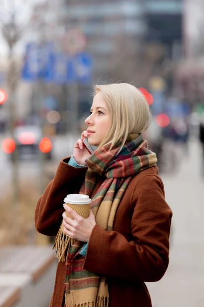 Mujer con taza de café hablando por teléfono móvil —  Fotos de Stock