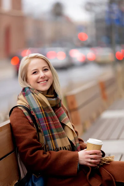 Piękna blond kobieta filiżanki kawy — Zdjęcie stockowe
