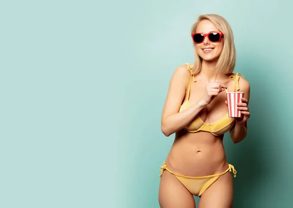 Bella donna bionda in bikini con coppa di carta — Foto Stock