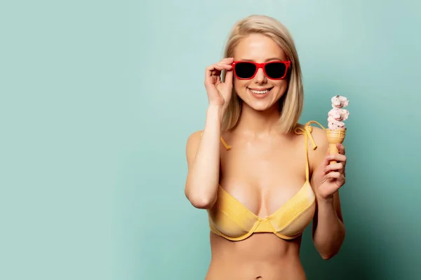 Krásná blondýnka v bikinách se zmrzlinou — Stock fotografie