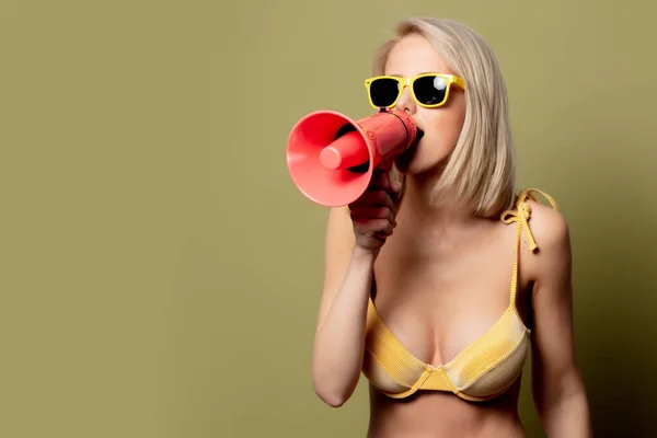 Mooie blonde vrouw in bikini met luidspreker — Stockfoto