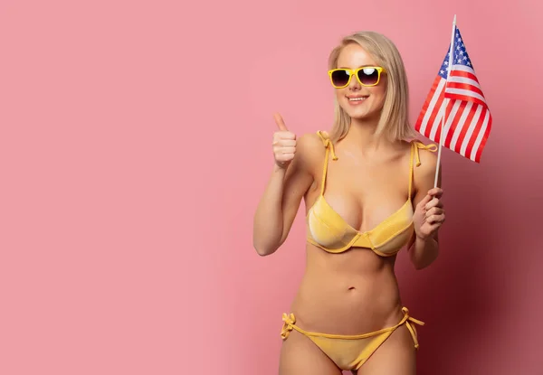 黄色のビキニの女性とアメリカ国旗のサングラス — ストック写真