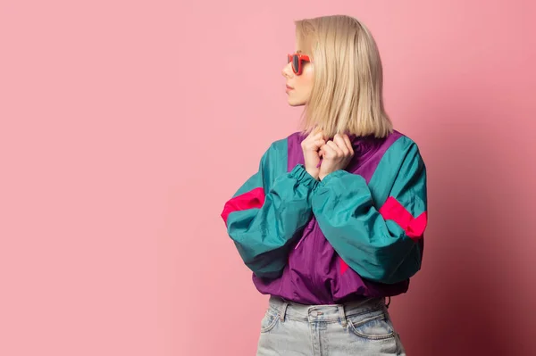 Beautiful blonde woman in sunglasses and 90s clothes — Stok fotoğraf