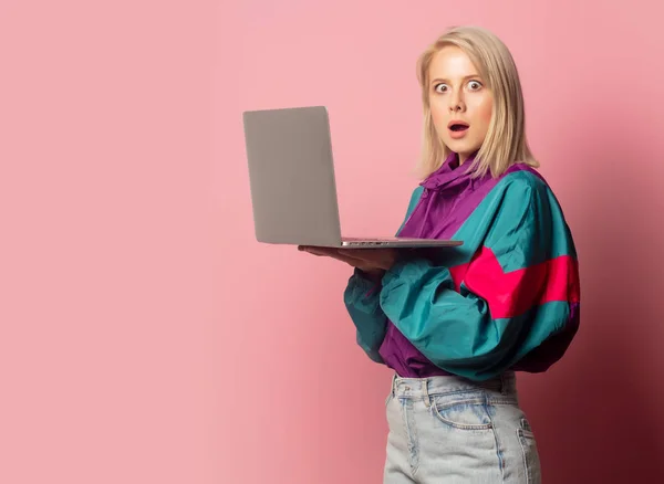 Mooie blonde vrouw in jaren 90 kleding met laptop computer — Stockfoto