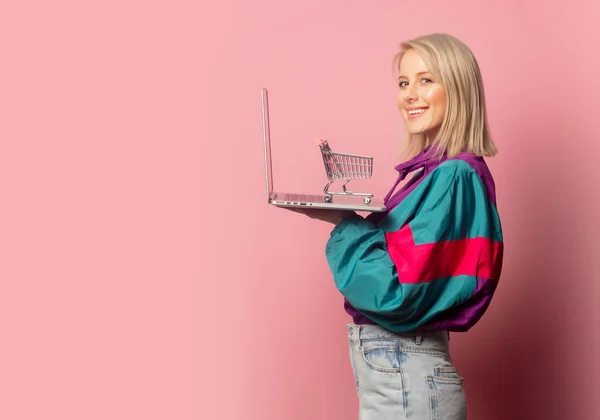 Donna in abiti anni '90 con computer portatile e carrello — Foto Stock