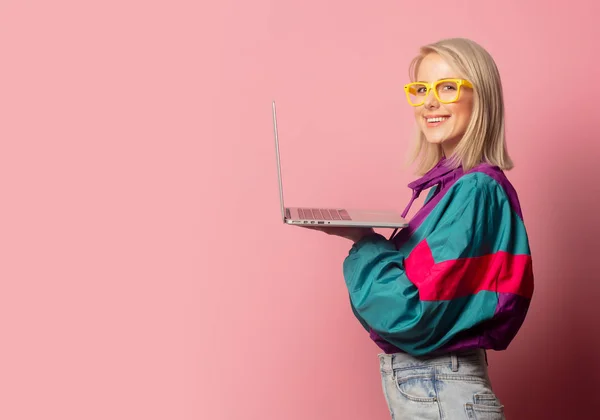 Beautiful blonde woman in 90s clothes with laptop computer — Stockfoto