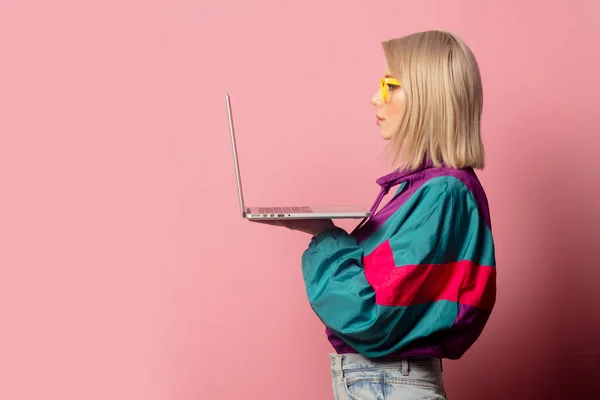 Beautiful blonde woman in 90s clothes with laptop computer — 스톡 사진