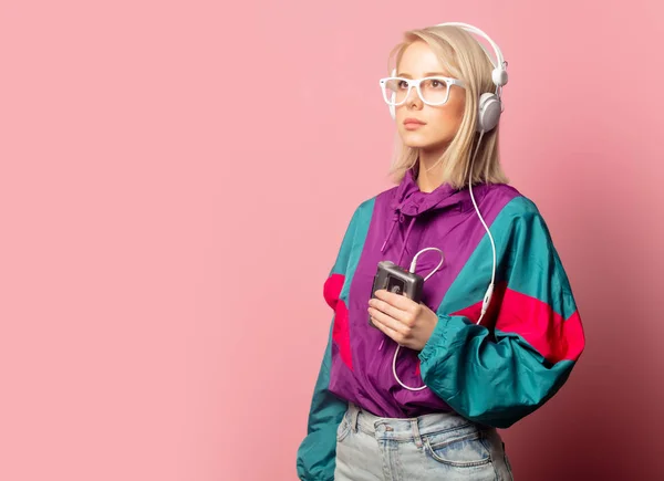 Nő 90-es évekbeli ruhák fülhallgatóval — Stock Fotó