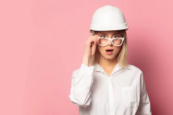 Kvinna i vit skjorta, glasögon och hjälm — Stockfoto