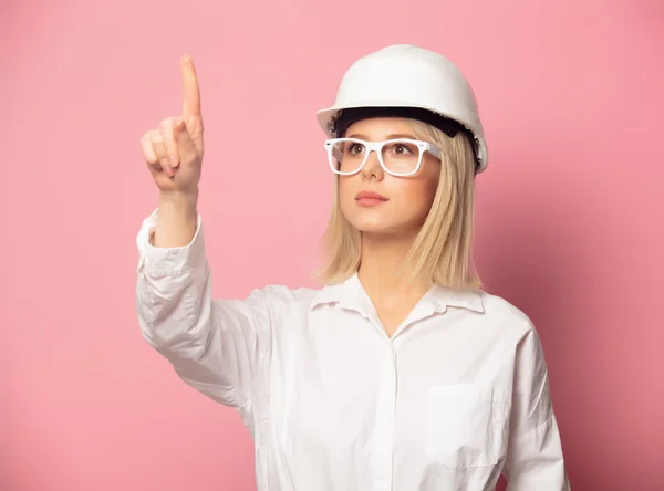 Mulher de camisa branca, óculos e capacete — Fotografia de Stock