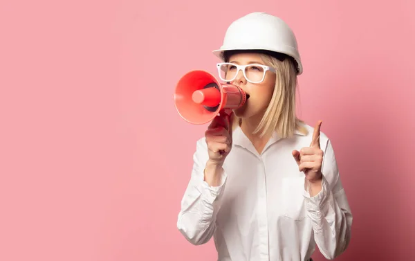 Žena v bílé košili, brýlích a helmě s reproduktorem — Stock fotografie