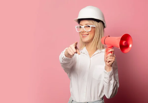 Vrouw in wit shirt, bril en helm met luidspreker — Stockfoto