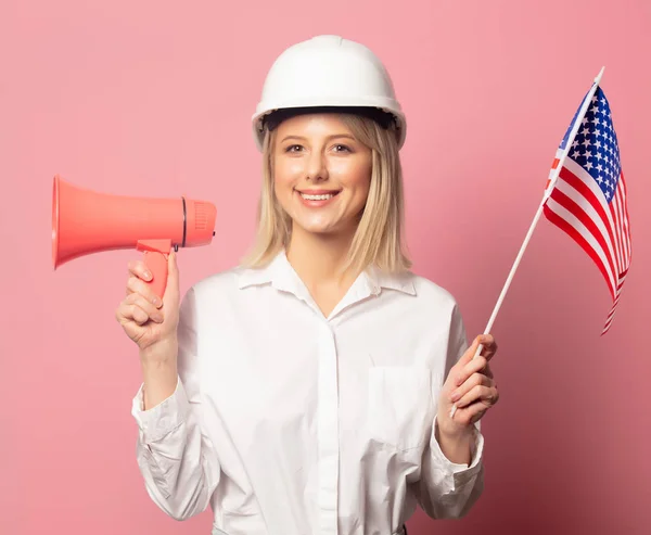 Женщина в белой рубашке и шлеме держит громкоговоритель и флаг США — стоковое фото