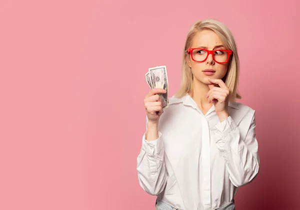 Όμορφη ξανθιά γυναίκα με γυαλιά με δολάρια μετρητά — Φωτογραφία Αρχείου