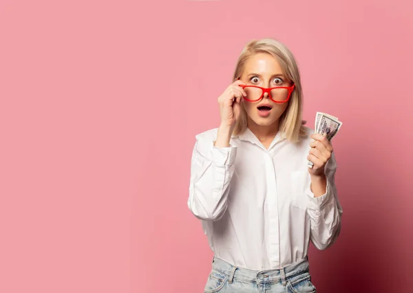 Beautiful blonde woman in glasses with dollars cash — ストック写真