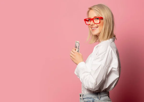 Vacker blond kvinna i glasögon med dollar kontanter — Stockfoto