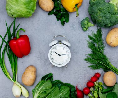 Masadaki çalar saat ve serseriler. 