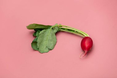 Pembe arka planda taze olgun 