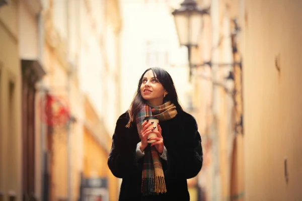 Brunette vrouw met kopje koffie in de oude stad — Stockfoto