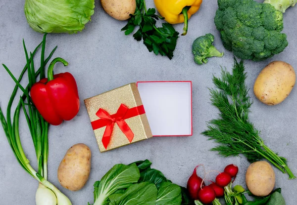 Подарункова коробка та овочі на столі . — стокове фото