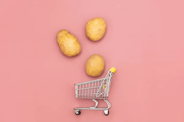 Patate fresche e carrello del supermercato — Foto Stock