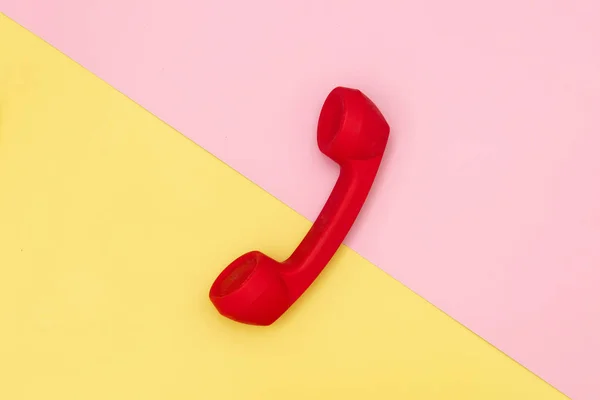 Κόκκινο Ακουστικό Τηλέφωνο Κίτρινο Και Ροζ Φόντο — Φωτογραφία Αρχείου