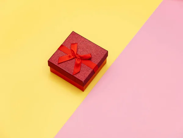 Pequena Caixa Presente Fundos Rosa Amarelo Vista Acima — Fotografia de Stock
