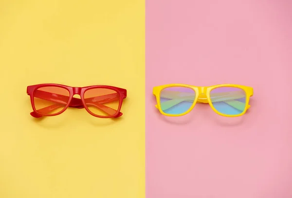 Lunettes Soleil Style Sur Fond Rose Jaune Vue Dessus — Photo