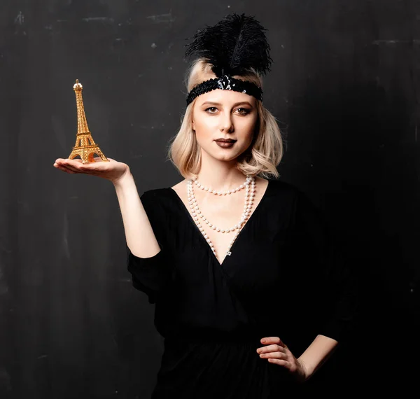 Vacker Blond Kvinna Tjugoårsåldern Kläder Med Eiffel Torn Staty Mörk — Stockfoto
