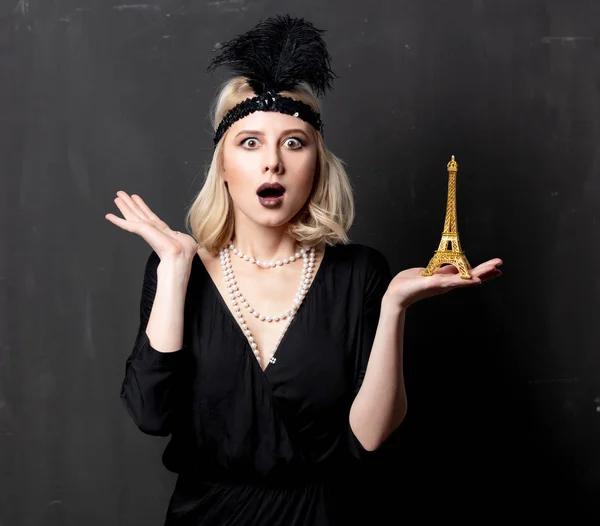 Mulher Loira Bonita Vinte Anos Roupas Com Estátua Torre Eiffel — Fotografia de Stock